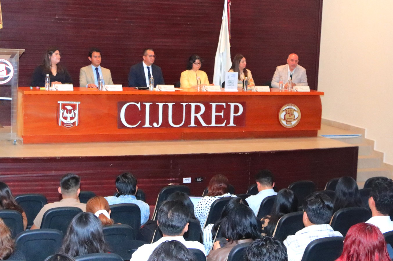 Presentan en el CIJUREP-UATx el libro 'Las primeras constituciones estatales de México 1824-1827'